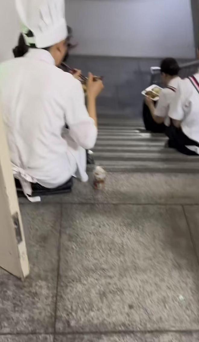 坐在桌上吃饭员工无奈只能蹲着吃饭AG真人娱乐网友吐槽西贝上班不让(图2)